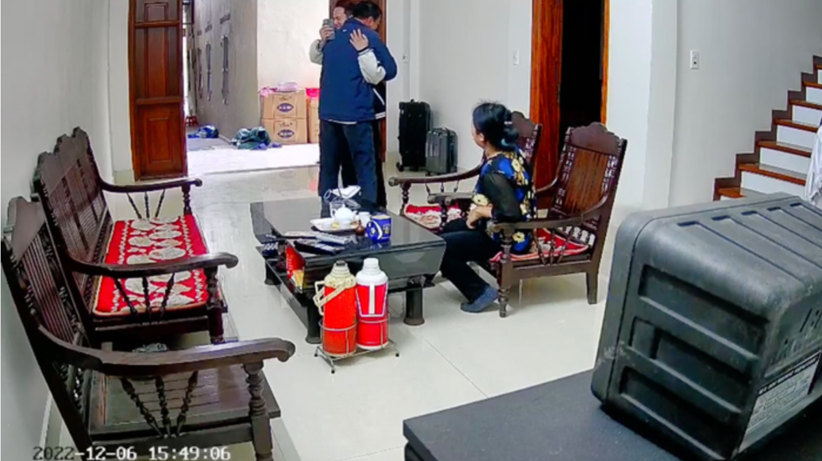 Trào lưu bất ngờ về nhà không báo trước cho gia đình để ghi lại những phút giây cảm động ý nghĩa nhận được nhiều sự quan tâm của người xem.