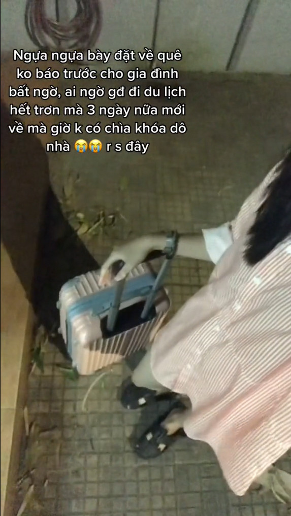 Cụ thể cô gái này thực hiện clip TikTok trên đường đang trở về nhà sau thời gian xa cách. Cô không báo trước để tạo niềm vui bất ngờ cho gia đình.