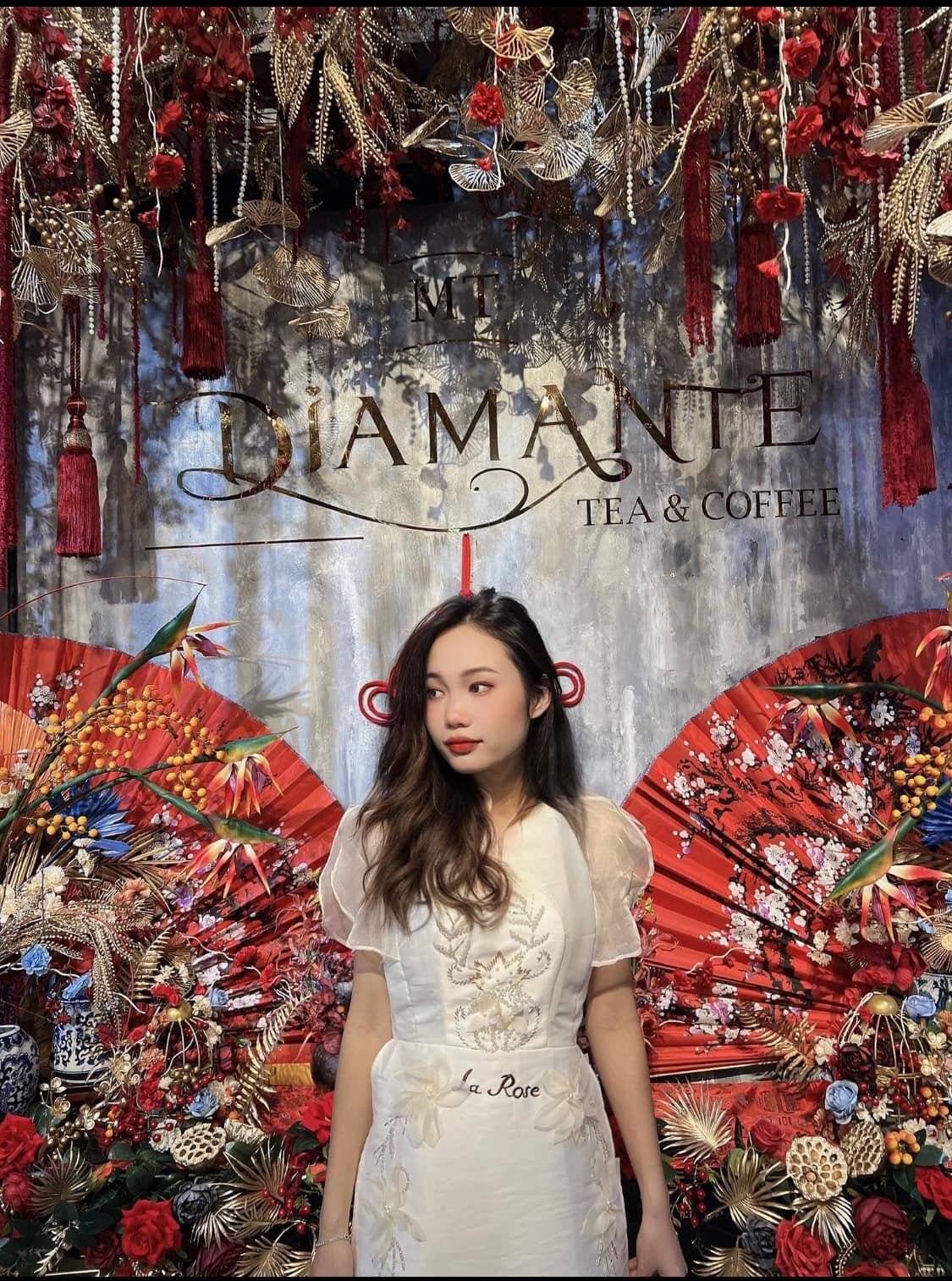 Nhiều cô gái muốn check-in quán cà phê dịp Tết đều lựa chọn nơi này bởi decor chuẩn Tết. Ảnh: Ly Trần