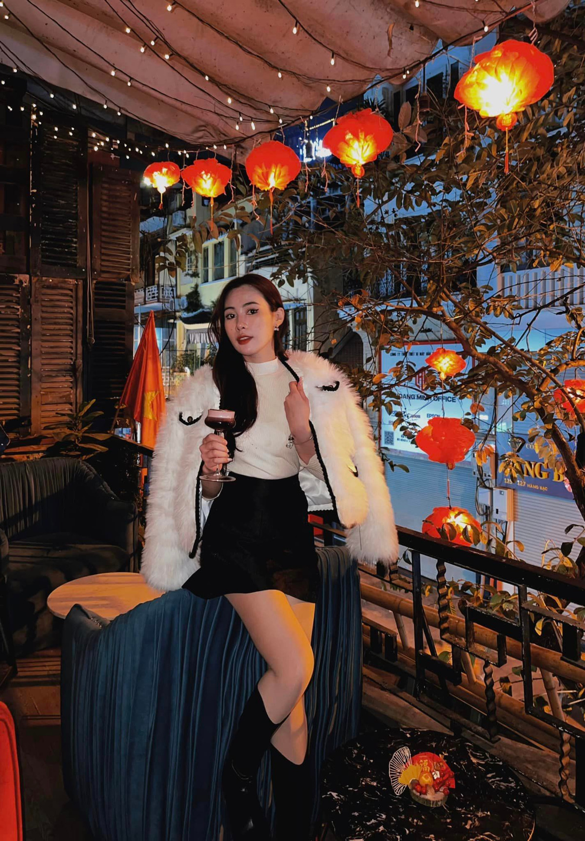 Khác với những quán cà phê thông thường, Peaky Blinders là quán bar phố cổ chăm đổi decor nhất nhì Hà Nội. Ảnh: Phạm Hồng Vân Anh