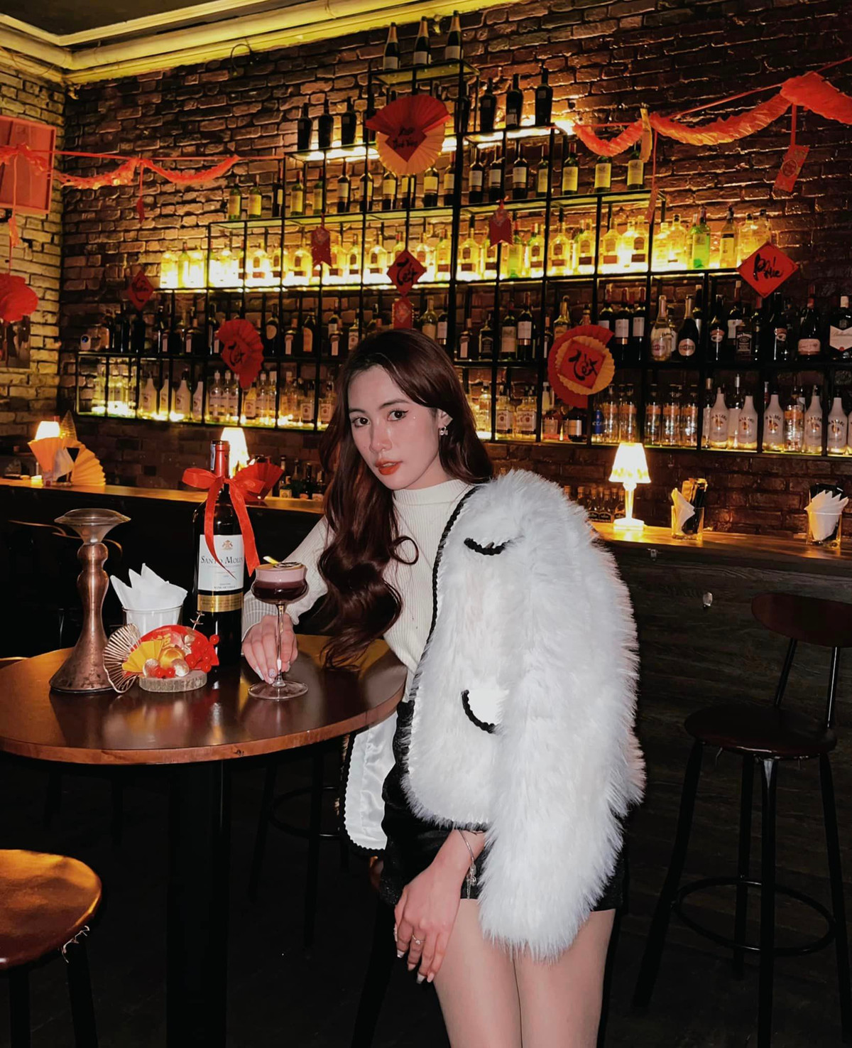 Không gian quán nhỏ xinh ấm cúng , kết hợp với tone màu đỏ - vàng như không khí Tết đang tràn về khắp muôn nơi. Ảnh: Phạm Hồng Vân Anh