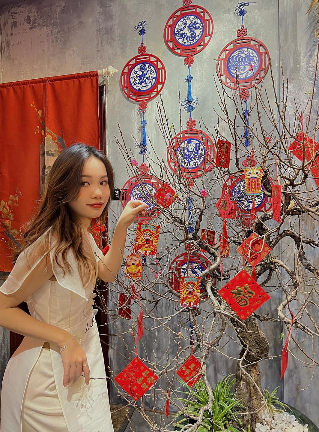 Không gian sang chảnh, ấm cúng, vừa mang một chút nét Trung Hoa nhưng lại vẫn giữ được nét cổ truyền của Việt Nam. Đứng vào góc nào cũng có ảnh đẹp. Địa chỉ: 5 Đặng Dung, Ba Đình. Ảnh: Ly Trần