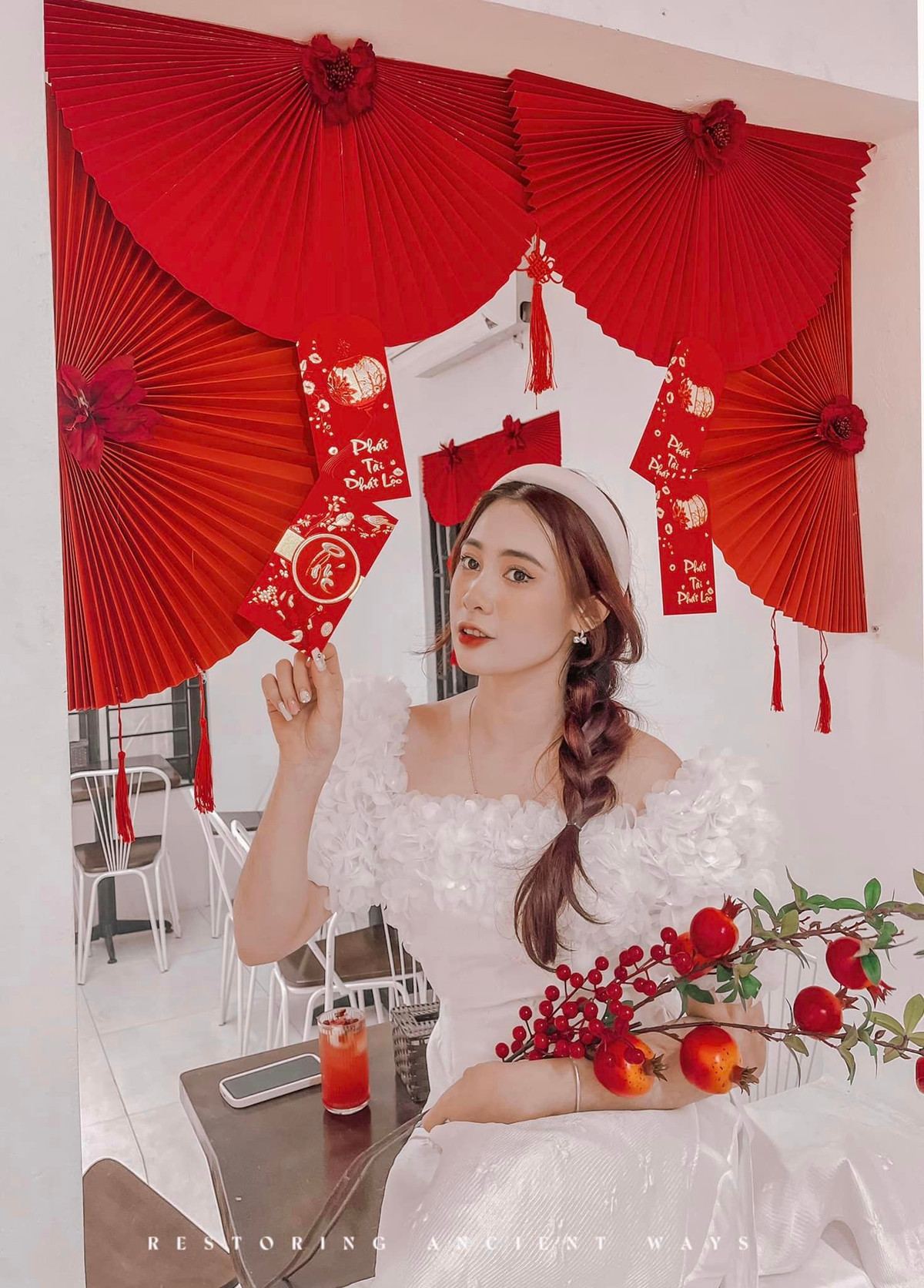 Quán chỉ có 1 tầng thế nhưng không gian vô cùng ấm áp, lối vào được trải sỏi và trang trí đèn lồng xinh xắn. Ảnh: Phạm Hồng Vân Anh