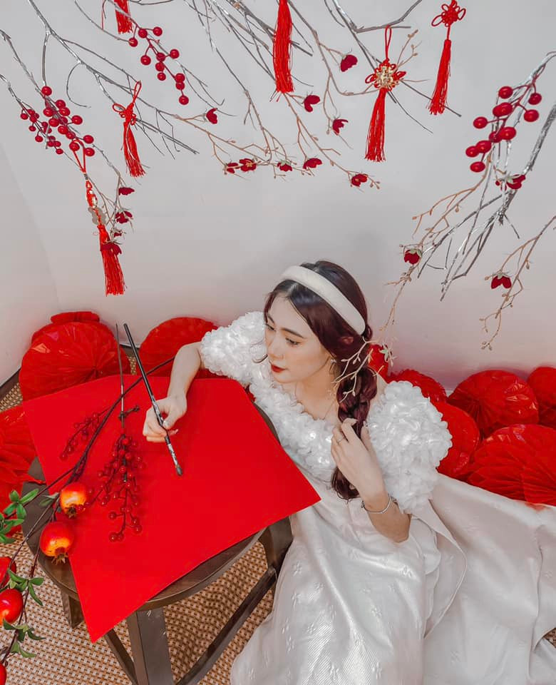 Quán phù hợp cho các nàng bánh bèo nên từ không gian đến ánh sáng đều được đầu tư tỉ mỉ, còn còn hỗ trợ đèn chụp cho khách. Ảnh: Phạm Hồng Vân Anh