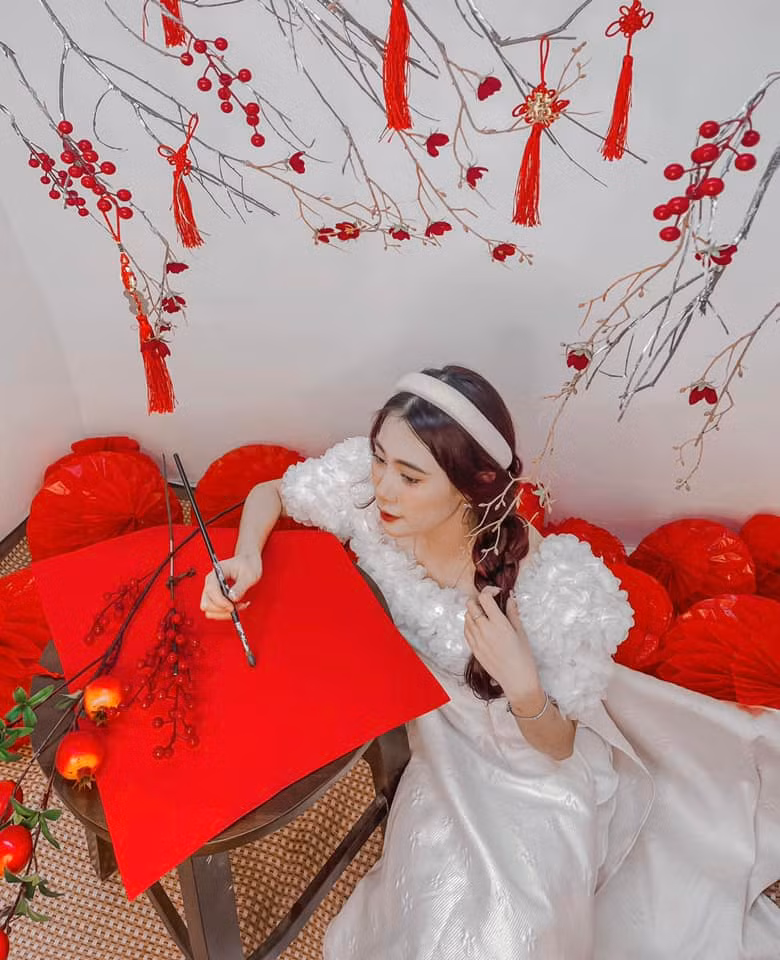 Quán phù hợp cho các nàng bánh bèo nên từ không gian đến ánh sáng đều được đầu tư tỉ mỉ, còn còn hỗ trợ đèn chụp cho khách. Ảnh: Phạm Hồng Vân Anh