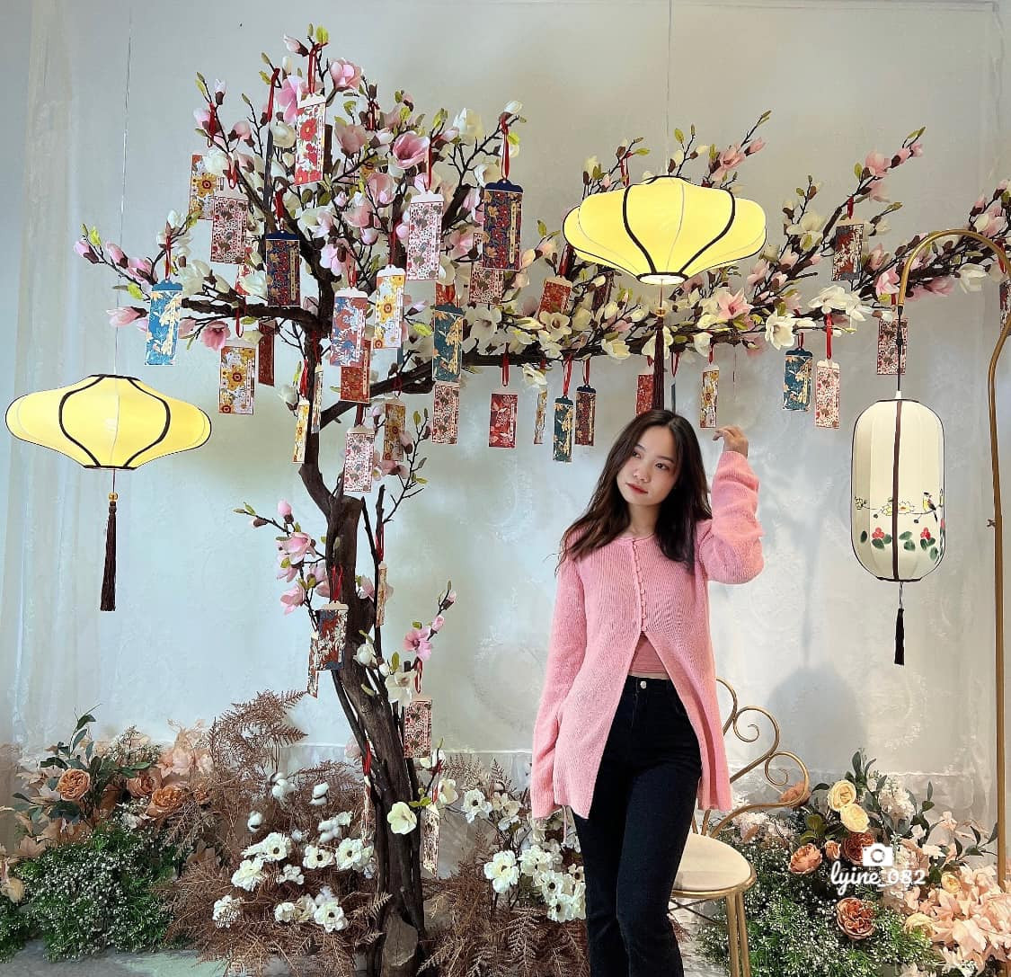 Quán cà phê trang trí Tết theo phong cách đậm chất Tết cổ truyền, với tông đỏ làm chủ đạo của đèn lồng. Ảnh: Cheka Cafe