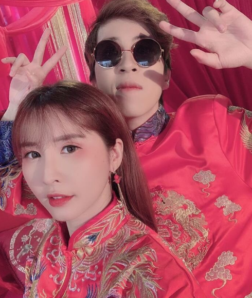 Mới đây nhất, ViruSs và Ngân Sát Thủ lại cùng nhau tham dự một sự kiện. Cả hai xuất hiện chung, cùng chụp hình check-in thảm đỏ.