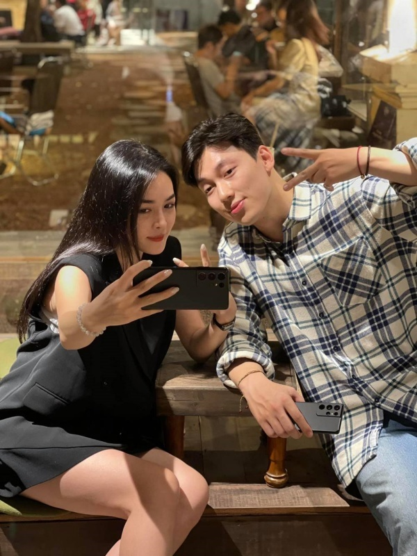 Nhiều năm trước, Thanh Quỳnh từng nhận được suất phẫu thuật thẩm mỹ miễn phí tại Hàn Quốc lên đến 1 tỷ đồng. Sau khi can thiệp sửa phần hàm răng không đều cô thay đổi ngoạn mục với gương mặt tự nhiên chứ không bị đơ cứng.