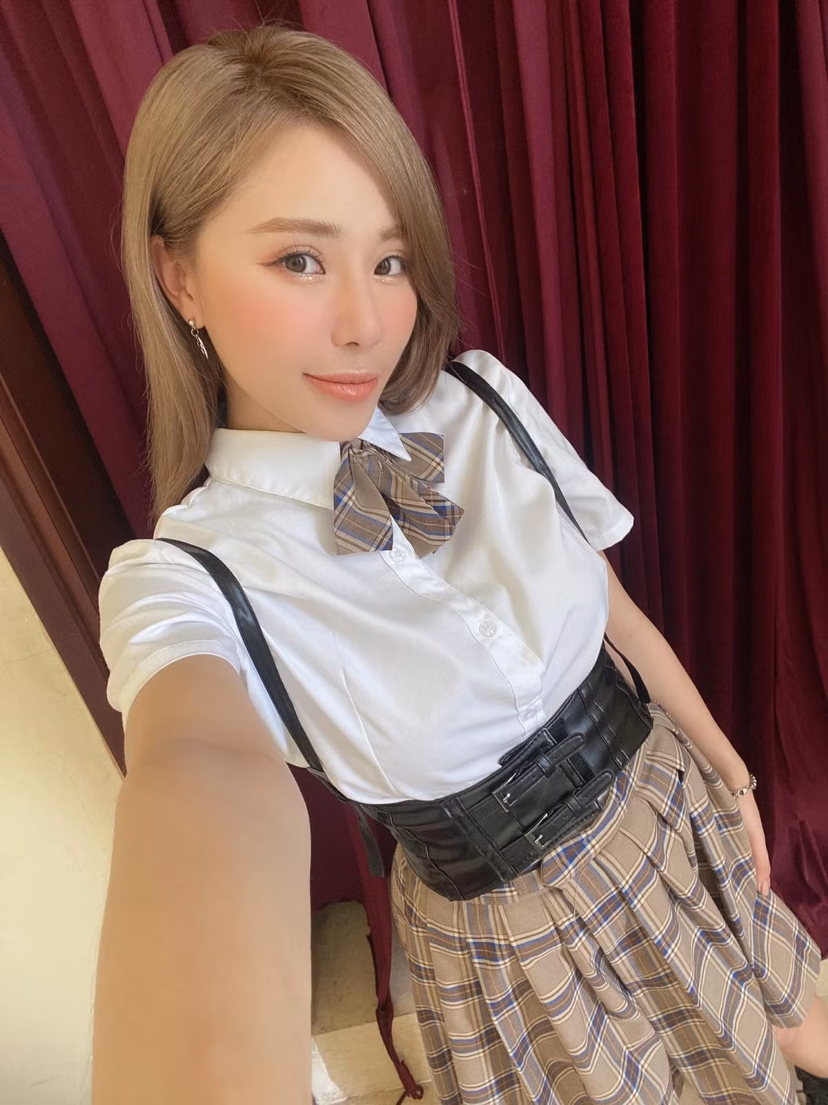 Minh Anh luôn xuất hiện rạng rỡ và không kém phần quyến rũ đã khiến cô ngay lập tức được đông đảo dân tình chú ý.