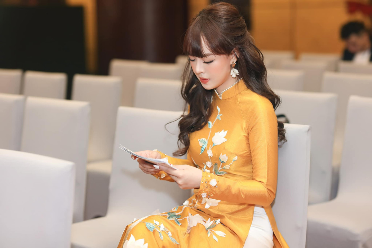 Ngô Thảo Trang sinh năm 1999, ở Hà Nội, là nữ MC dẫn các giải đấu Esport.