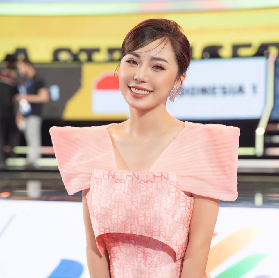 Minh Anh còn được trang Khaosod E-Sports của xứ chùa Vàng dành nhiều lời khen “có cánh” cho sắc vóc của cô nàng.