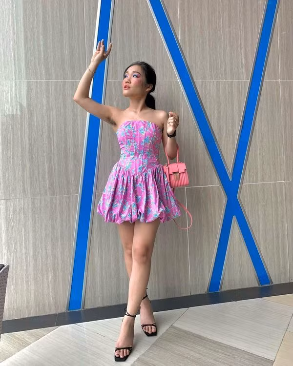 Ngoài ra, phong cách trang điểm của cô nàng cũng không kém phần độc đáo. Điều gây bức xúc ở chỗ, khi tạo dáng, cô đã giơ tay khoe “vùng cánh” rậm rạp chưa xử lý.