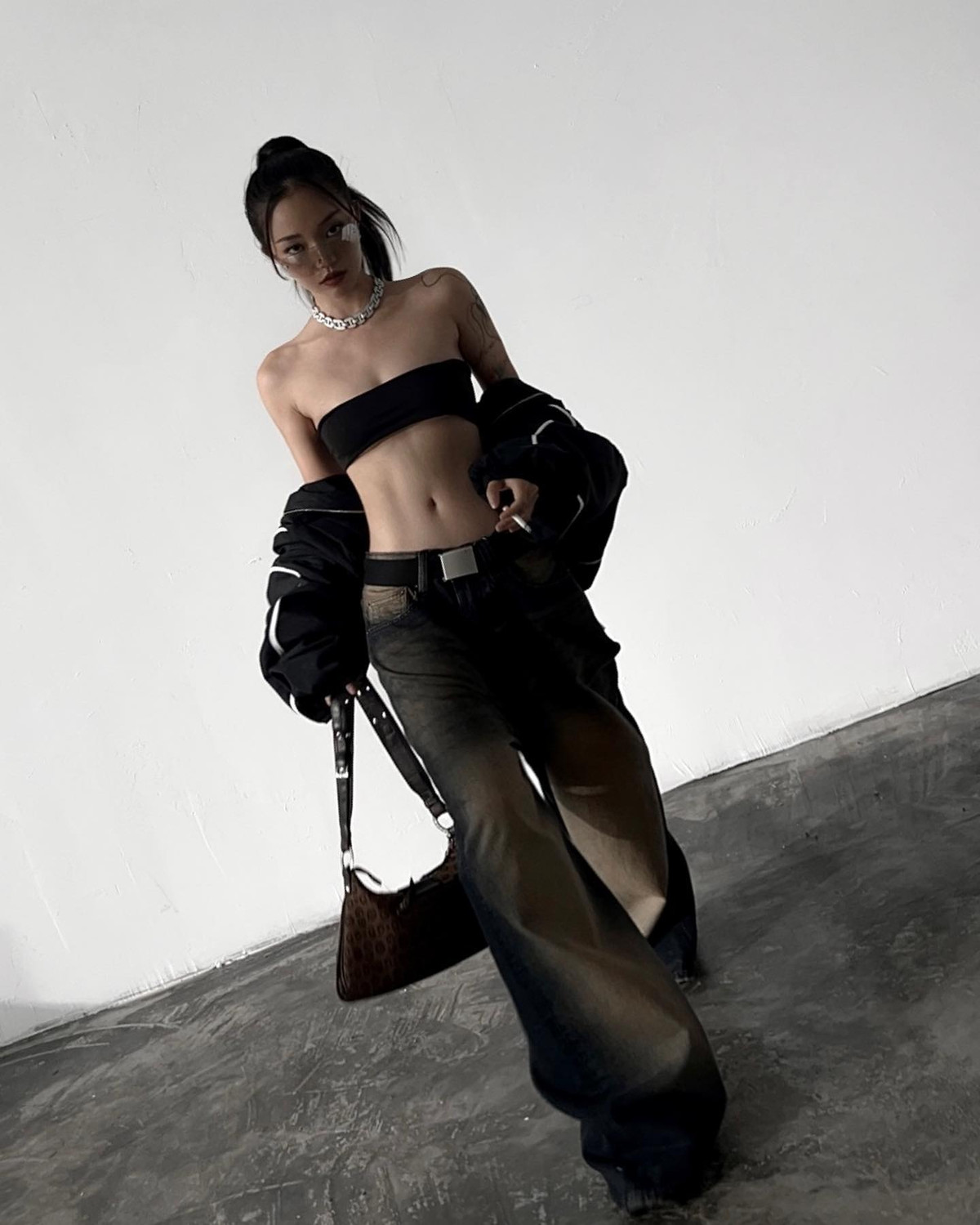 Qua những hình ảnh, clip nữ streamer đăng tải, có thể dễ dàng nhận thấy anh sở hữu vẻ ngoài điển trai, tính cách tinh tế, thích cưng chiều bạn gái.