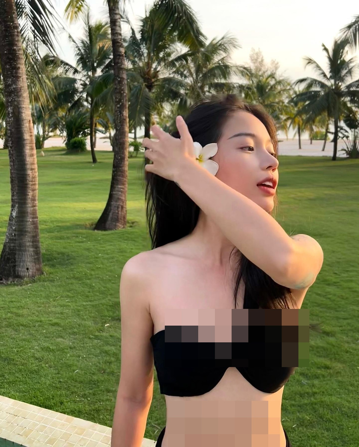Mới đây nữ streamer khiến netizen sửng sốt khi tung bộ ảnh diện bikini màu đen vô cùng táo bạo.
