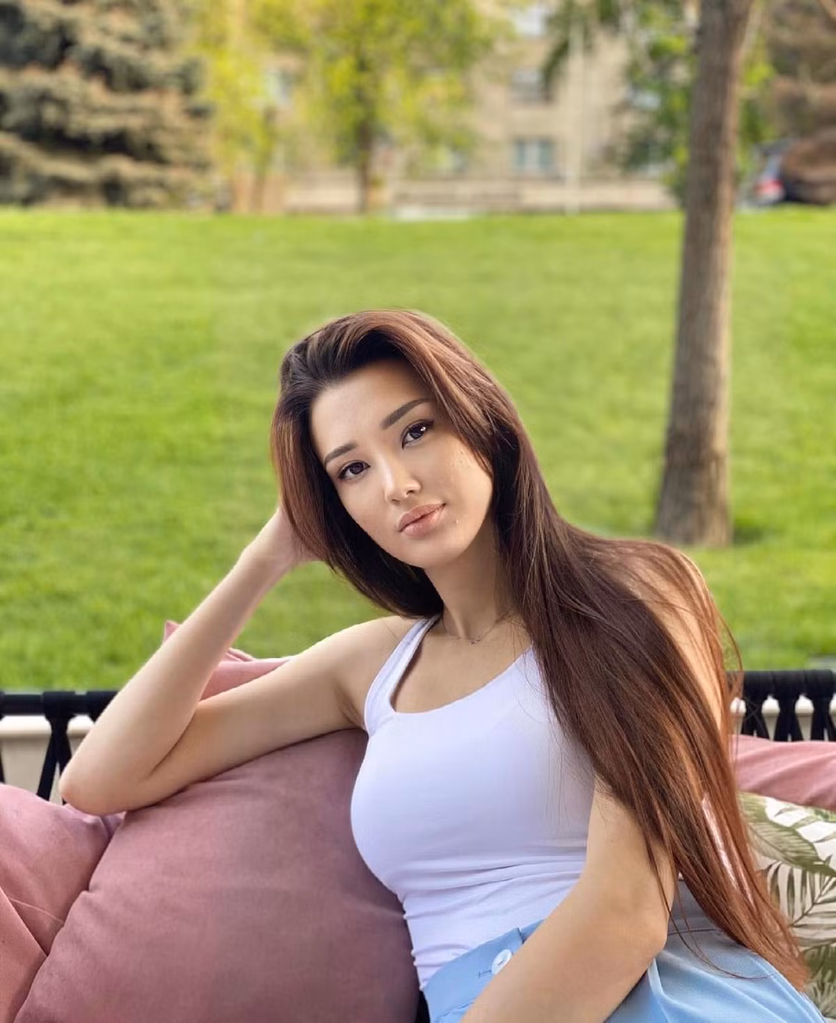 Đặc biệt, cô gái người Kazakhstan này từng gây sốt vào năm 2014 khi tham dự một giải bóng chuyền tại Nhật Bản, cô nàng đã thu hút sự chú ý của đông đảo khán giả trên khán đài và sau đó là mạng xã hội. Cô thường xuyên chiếm vị trí số 1 ở các bảng xếp hạng người đẹp bóng chuyền.