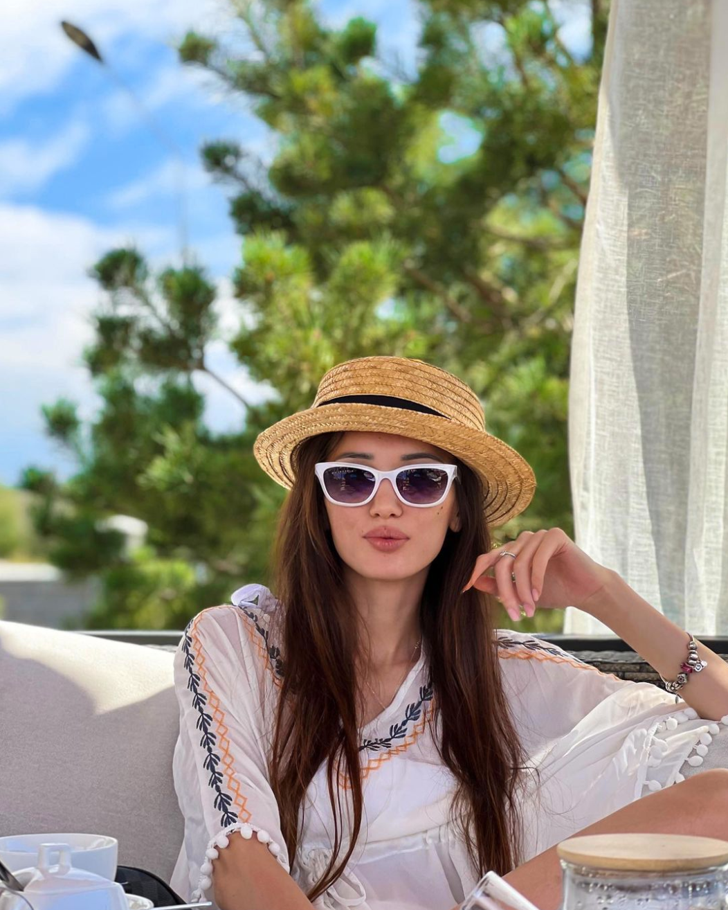 Khuôn mặt bầu bĩnh đã trở nên góc cạnh hơn. Dường như Sabina vừa trải qua một đợt ép cân mạnh.