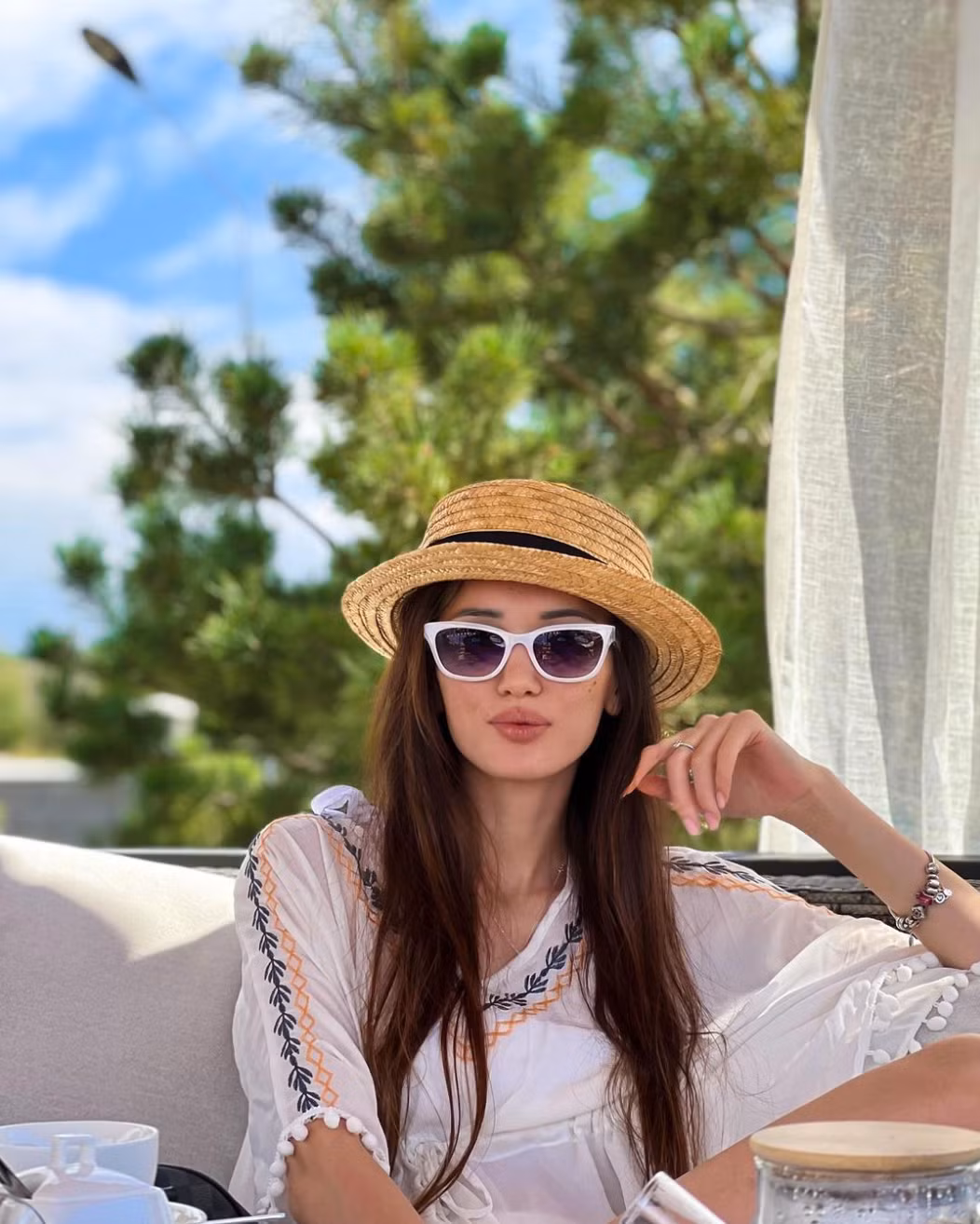 Khuôn mặt bầu bĩnh đã trở nên góc cạnh hơn. Dường như Sabina vừa trải qua một đợt ép cân mạnh.