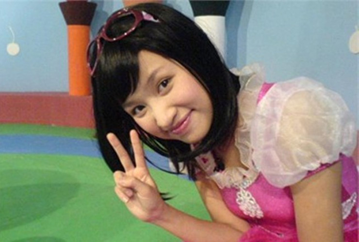 Vân Hugo cũng từng là gương mặt quen thuộc với các bạn thiếu nhi qua chương trình Chúc bé ngủ ngon, cô được nhiều người gọi là "chị Kính Hồng".