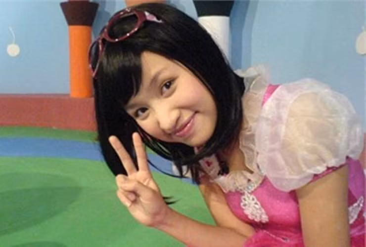 Vân Hugo cũng từng là gương mặt quen thuộc với các bạn thiếu nhi qua chương trình Chúc bé ngủ ngon, cô được nhiều người gọi là "chị Kính Hồng".