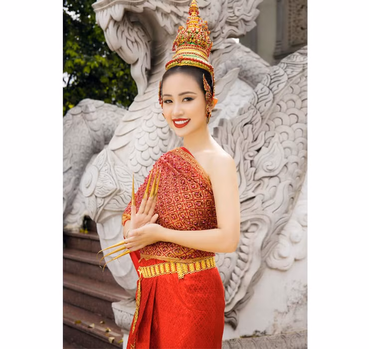 Năm 2016, Vân Hugo gây xôn xao dư luận khi tiết lộ cô mắc bệnh về thanh quản nên phải hạn chế công việc làm MC.