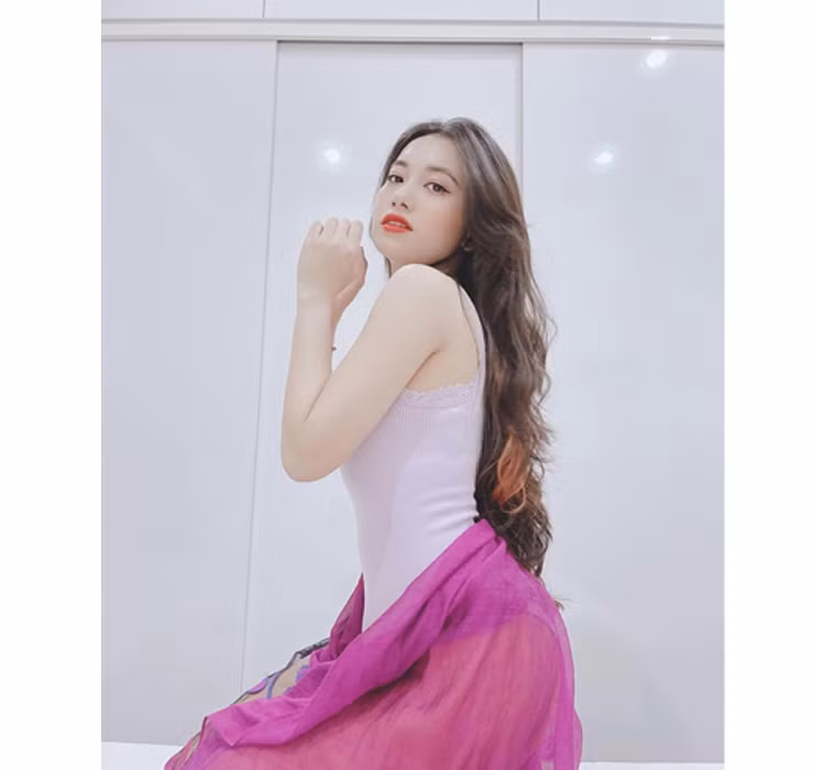 Từ năm 15 tuổi, Thúy Quỳnh đã trở thành CTV của đài VTV. Ngay từ những năm học cấp 2, cô đã là gương mặt người mẫu teen nổi tiếng ở Hà thành.