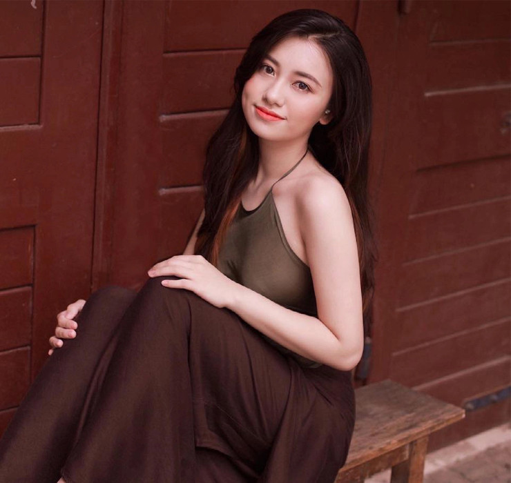 Sở hữu ngoại hình cùng gương mặt thanh tú, đường nét hài hòa, Thúy Quỳnh tự tin diện trang phục gợi cảm.