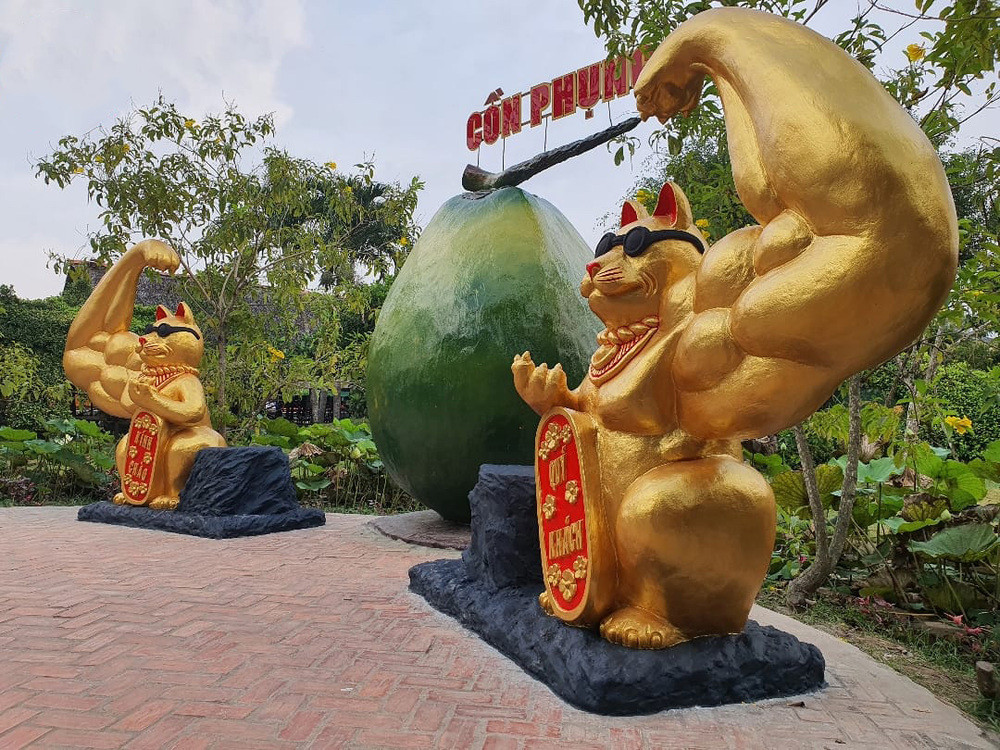 Thậm chí, chú mèo còn được đeo thêm phụ kiện là một chiếc kính màu đen cực kỳ “bá đạo”. Phía trước bụng mỗi chú mèo được gắn thêm câu chào. Một bên là dòng chữ “kính chào”, một bên là “quý khách”. Ảnh: FB Y.B.T