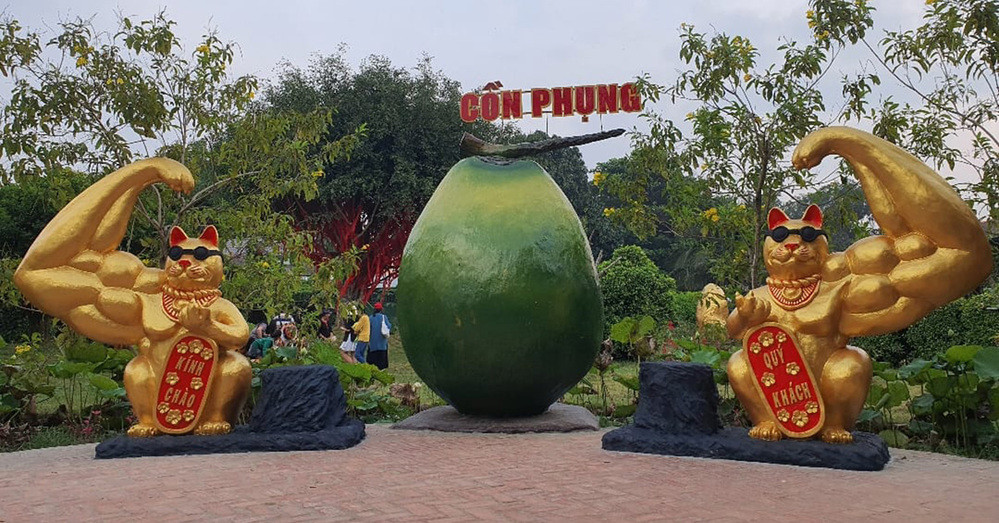 Bên cạnh những bức tượng mèo được khen, nhiều địa phương lại ra đời phiên bản mèo hài hước, độc lạ gây cười trên MXH. Ảnh: FB Y.B.T