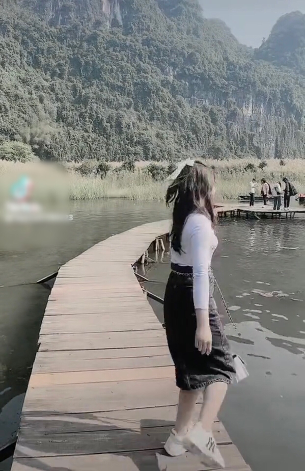 Cụ thể, cô gái trẻ đã chia sẻ đoạn video ghi lại khoảnh khắc "đu trend" của mình trên kênh TikTok cá nhân kèm theo dòng trạng thái: “Đu trend nhưng sao nó lạ lắm. Chạy về nơi phía anh nhưng thành chạy về nơi phía ao”.