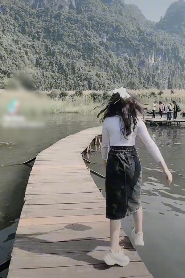 Khi quay người lại đi về sau cô gái đã vô tình hẫng chân xuống ao và có màn ngã nhào lộn dở khóc dở cười.