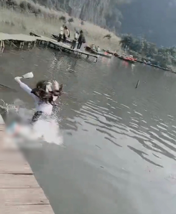 Sau khi được đăng tải, đoạn video đã thu hút đông đảo sự chú ý của cư dân mạng.