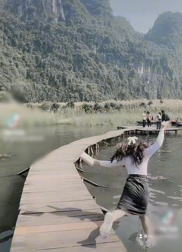 Khoảnh khắc này đã khiến bạn trai của cô giật mình, anh chàng cũng không thể tiếp tục cầm vững máy quay.