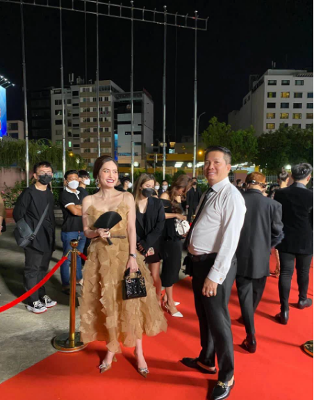 Trong những khoảnh khắc được chụp lại, góc nghiêng của nữ đại gia khá lạ lẫm, không giống như ảnh tự đăng.