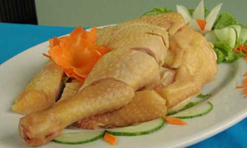 Nhìn những đĩa gà được chặt và xếp đều tăm tắp, không cồng kềnh, không sai một ly khiến chị em không còn từ nào để nói hết sự ngưỡng mộ.