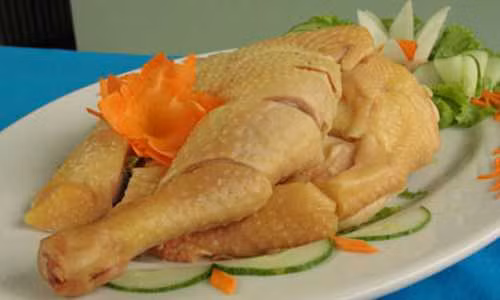 Nhìn những đĩa gà được chặt và xếp đều tăm tắp, không cồng kềnh, không sai một ly khiến chị em không còn từ nào để nói hết sự ngưỡng mộ.