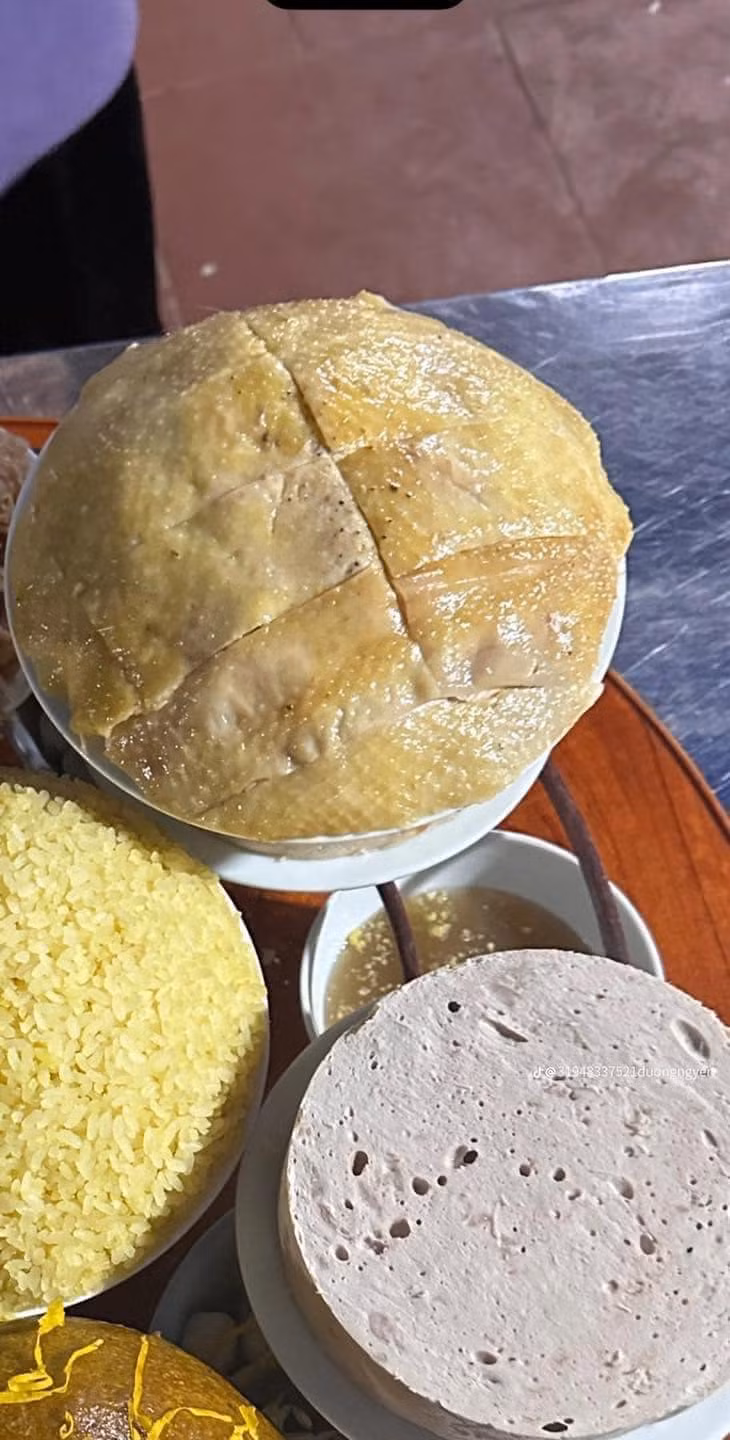 Điều đáng nói là các miếng thịt gà không được sắp xếp như thường thấy mà được xếp nhìn giống đĩa xôi.