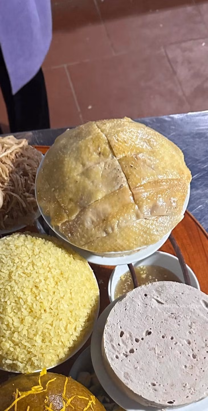 Sau khi chia sẻ lên MXH, đĩa thịt gà này nhận về vô vàn lời khen từ cư dân mạng: "Nhìn thế này không biết người chặt đã vất vả thế nào nhưng có vẻ như nhiều phần bị bỏ đi, chỉ có phần thân gà được dùng nhiều?", "Nước trong thì không có cá, xếp gà đẹp quá thì không ai muốn ăn",...