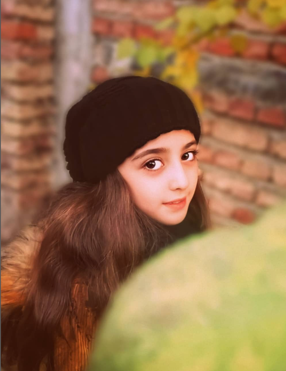 Nhờ sự quan tâm, bảo bọc của bố mẹ, cuộc sống của Mahdis rất bình yên, cô bé được sống đúng với lứa tuổi, được học đàn và làm những điều mình yêu thích. Ảnh: Tổng hợp