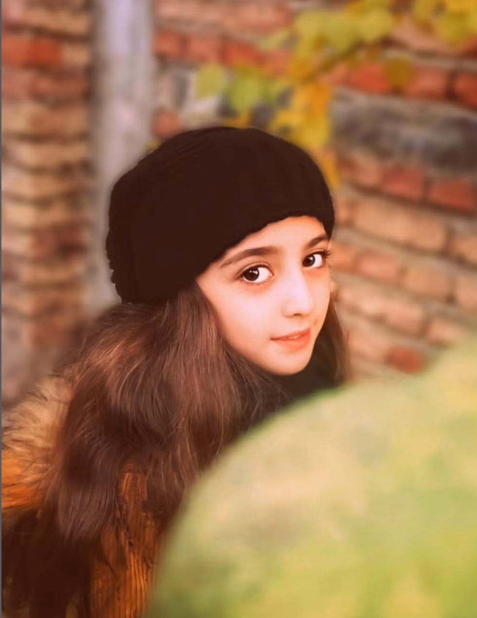 Nhờ sự quan tâm, bảo bọc của bố mẹ, cuộc sống của Mahdis rất bình yên, cô bé được sống đúng với lứa tuổi, được học đàn và làm những điều mình yêu thích. Ảnh: Tổng hợp