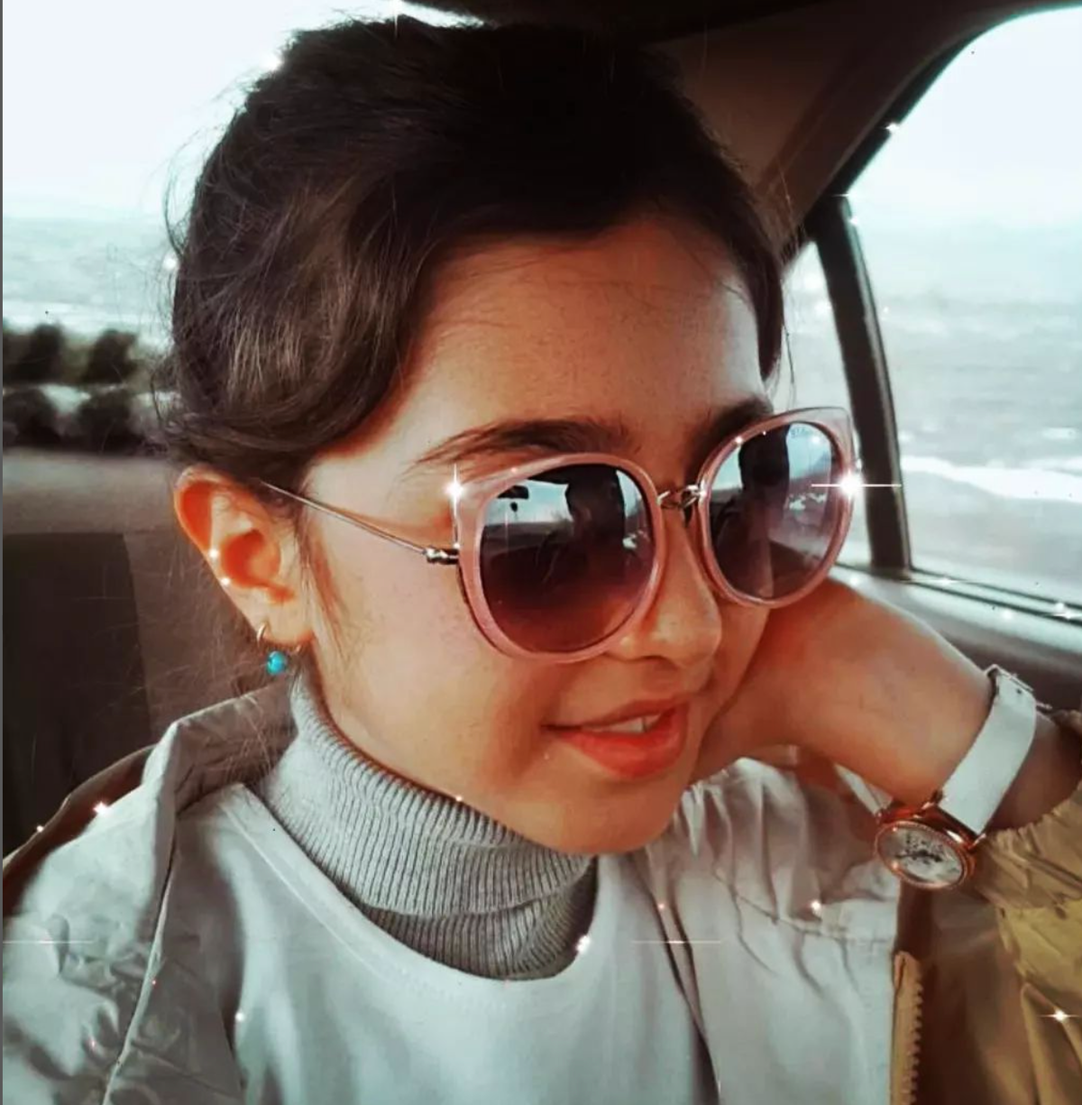 Mang trong mình vẻ đẹp cực phẩm mà ít ai có được, nhiều người nhận xét rằng thiên thần nhí Tây Á có nét đẹp khá giống với mỹ nhân Tân Cương Địch Lệ Nhiệt Ba.