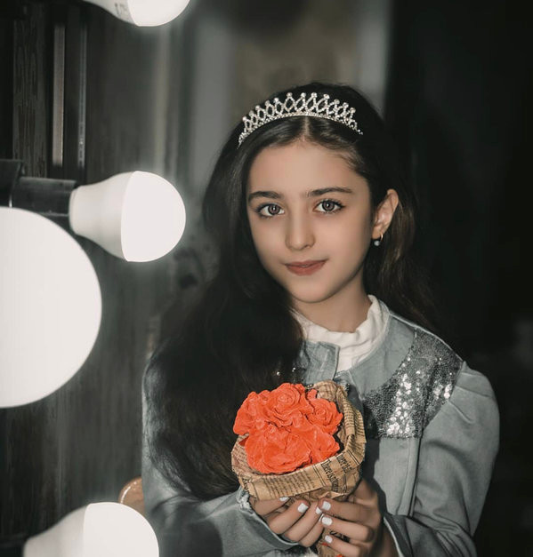 Cô bé còn nhận được những lời mời làm người mẫu cho các thương hiệu thời trang trẻ em.