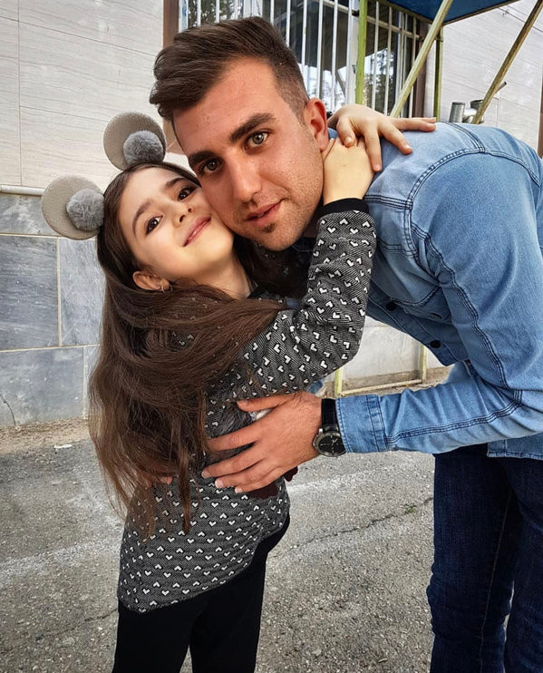 Thay vì sự tròn trịa khi nhỏ, nàng mẫu nhí Mahdis Mohammadi bây giờ trưởng thành hơn. Và cư dân mạng vẫn dành cho cô nhiều lời khen cho vẻ đẹp hiện tại.