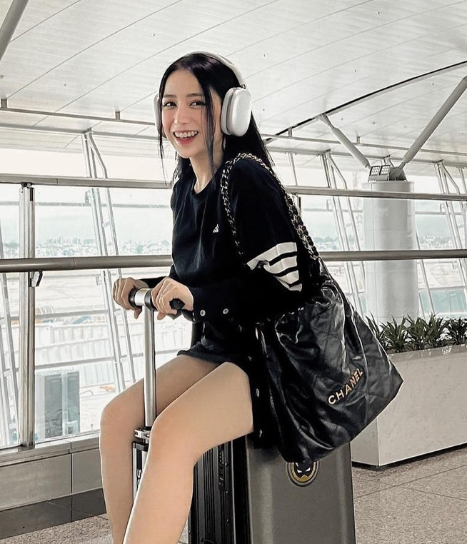 Mỹ nhân sinh năm 1999 hào hứng chia sẻ gương mặt mới hậu thực hiện phương pháp khắc chân mày và nối mi.