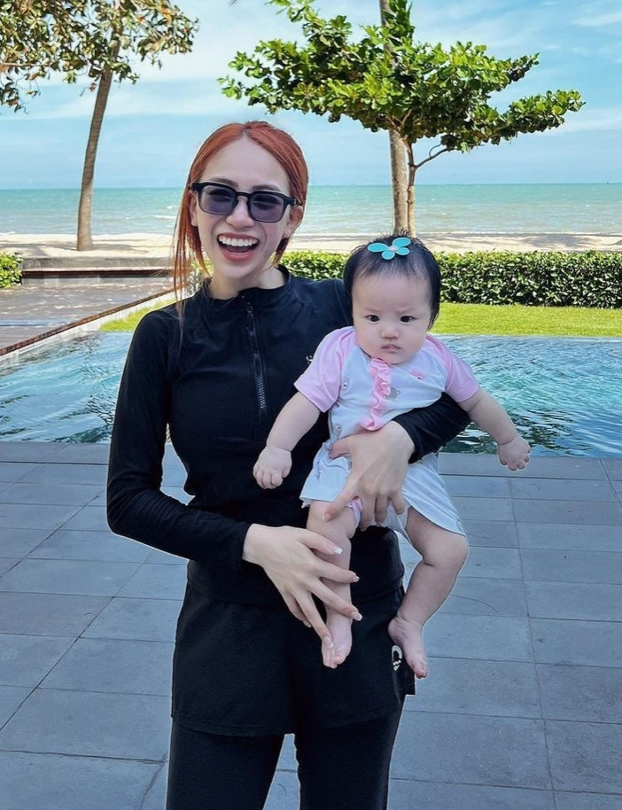 Trước đó, mỹ nhân cũng đầu tư số tiền lớn cho việc "nâng cấp body" để có vẻ ngoài đầy đặn hơn. Được biết chi phí thay đổi hình ảnh của rich kid lên đến 1 tỷ đồng.