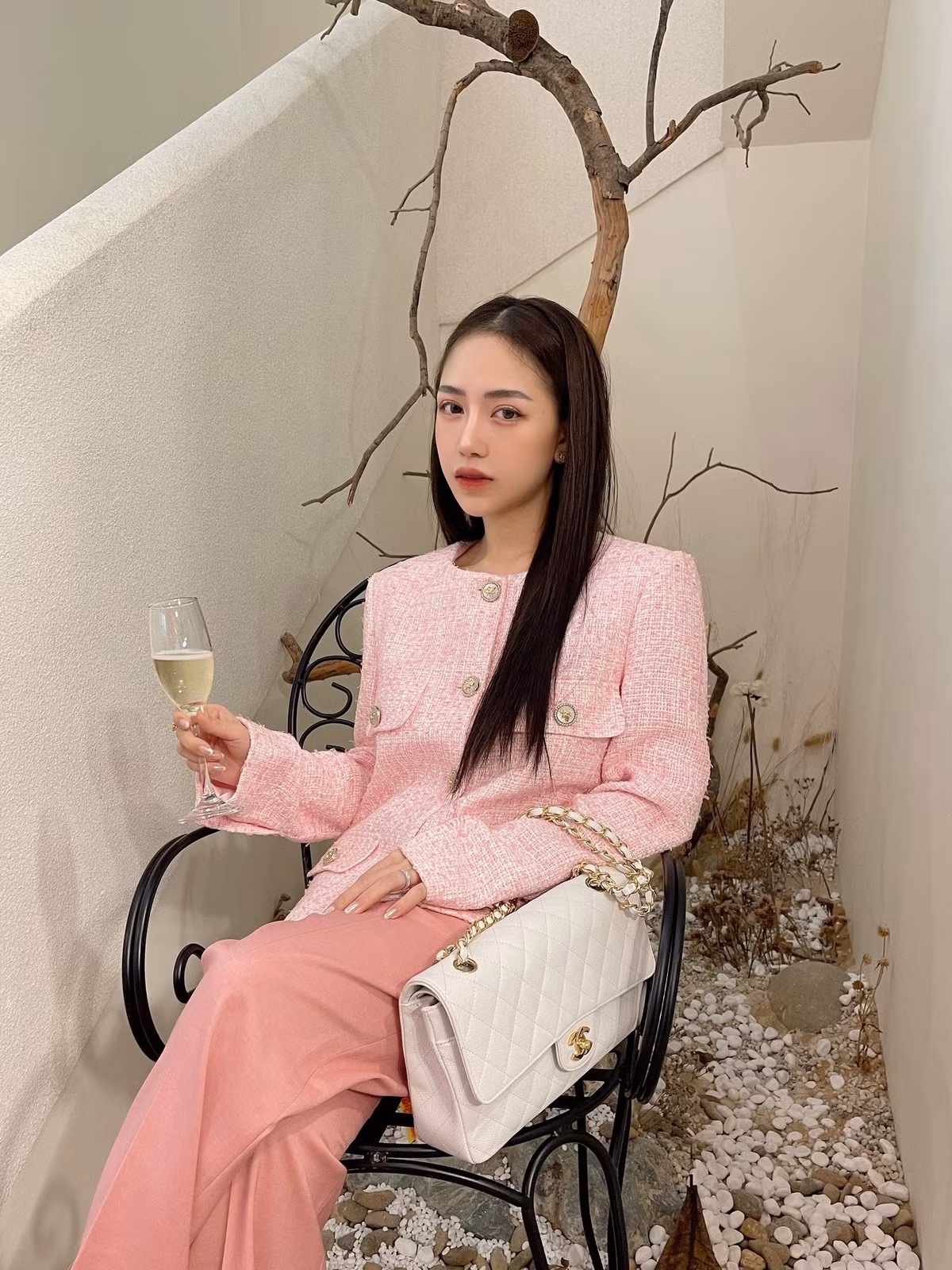 Trong năm 2022, Joyce Phạm thu hút sự chú ý từ công chúng với những lần chi lớn "nâng cấp" nhan sắc.