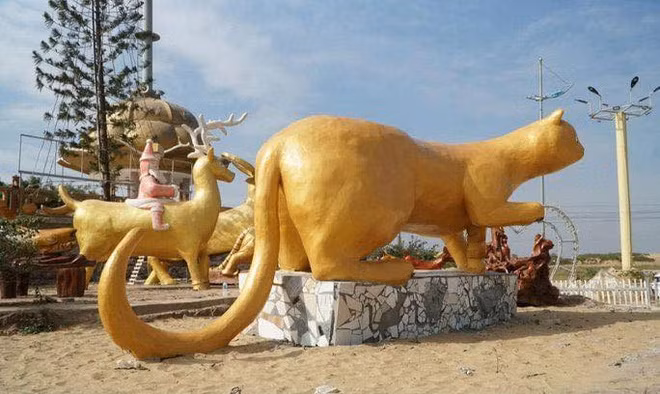 Bức tượng hình mèo này được đặt tại một điểm du lịch thuộc xã Tiên Trang, huyện Quảng Xương, tỉnh Thanh Hóa. Netizen nhận xét bức tượng này giống chuột hơn. Ảnh: Thanh Tùng