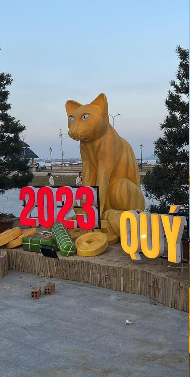 Khác với những lời khen trước, mọi người không biết nên dùng từ ngữ gì để nhận xét về linh vật Quý Mão này. Chú mèo được tạo hình với dáng ngồi co cụm, biểu cảm gương mặt vô cùng ủ rũ, thiếu sức sống. Ảnh: Beatvn