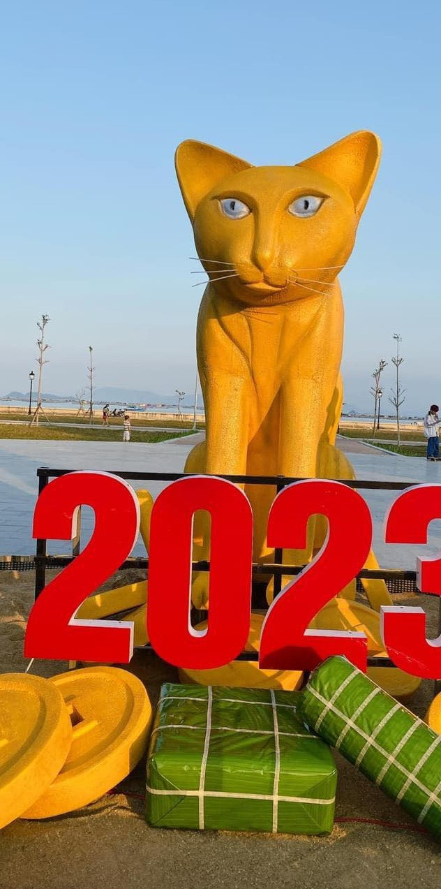 Dưới các bài chia sẻ trên mạng xã hội, cư dân mạng cho rằng linh vật 2023 này như lo bắt chuột cả đêm rồi sáng ra phải đứng đón du khách. Ảnh: Beatvn