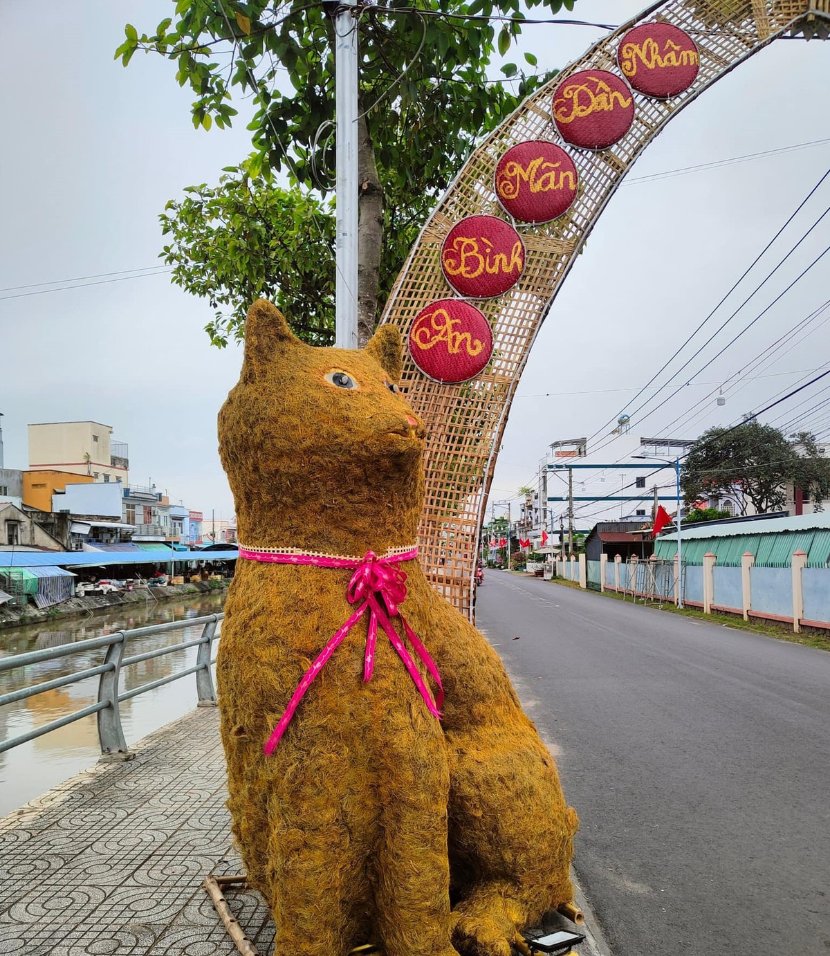 Linh vật mèo Tiền Giang gây chú ý vì được làm bằng rơm rạ, ép, tạo hình đáng yêu. Tuy nhiên, một số người cho rằng khuôn mặt linh vật này giống con chuột hơn là mèo. Ảnh: Thành Chinh Nguyễn