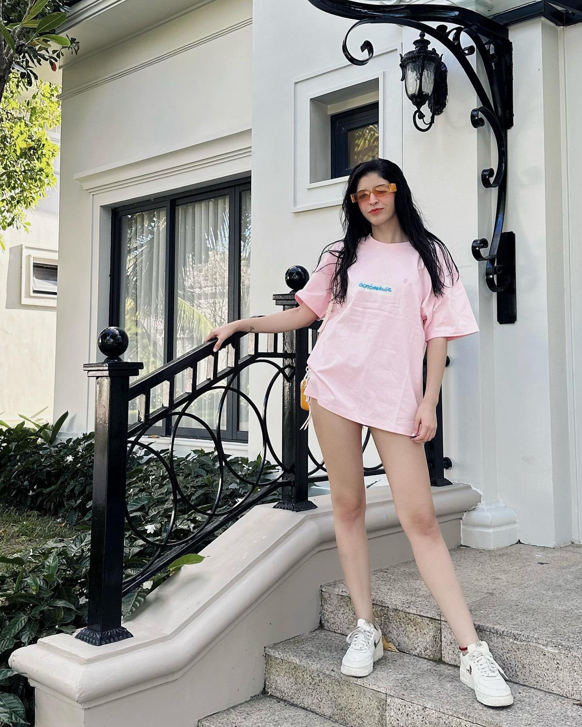 Hiện tại, hot girl An Tây duy trì chiều cao 1,75m cùng số đo 3 vòng 82-60-90 (cm) nên không có lý do gì cô không “khoe” nó ra.